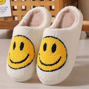 Smile, smiley-face plush slippers, size 6.5-7
